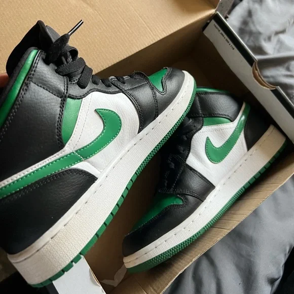 Air Jordan 1 mid GS “black pine”